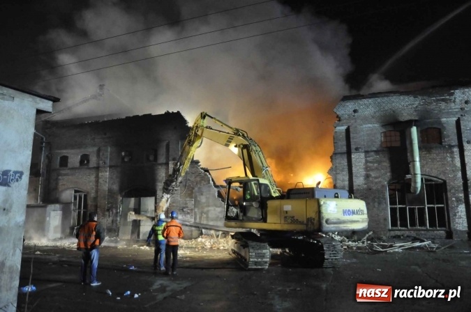 Zdjęcie w galerii na portalu naszraciborz.pl: Pożar hali przy ul. Zakładowej w Brzeziu wciąż szaleje. Przed 20.00 do akcji wszedł ciężki sprzęt do burzenia murów. Tylko u nas FOTO i WIDEO wiadomości z regionu