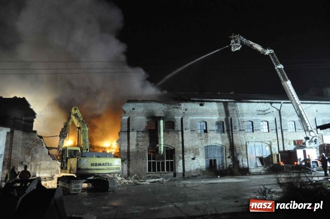 Zdjęcie w galerii na portalu naszraciborz.pl: Pożar hali przy ul. Zakładowej w Brzeziu wciąż szaleje. Przed 20.00 do akcji wszedł ciężki sprzęt do burzenia murów. Tylko u nas FOTO i WIDEO wiadomości z regionu
