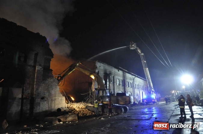 Zdjęcie w galerii na portalu naszraciborz.pl: Pożar hali przy ul. Zakładowej w Brzeziu wciąż szaleje. Przed 20.00 do akcji wszedł ciężki sprzęt do burzenia murów. Tylko u nas FOTO i WIDEO wiadomości z regionu