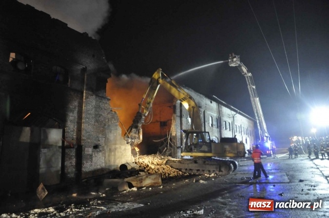 Zdjęcie w galerii na portalu naszraciborz.pl: Pożar hali przy ul. Zakładowej w Brzeziu wciąż szaleje. Przed 20.00 do akcji wszedł ciężki sprzęt do burzenia murów. Tylko u nas FOTO i WIDEO wiadomości z regionu