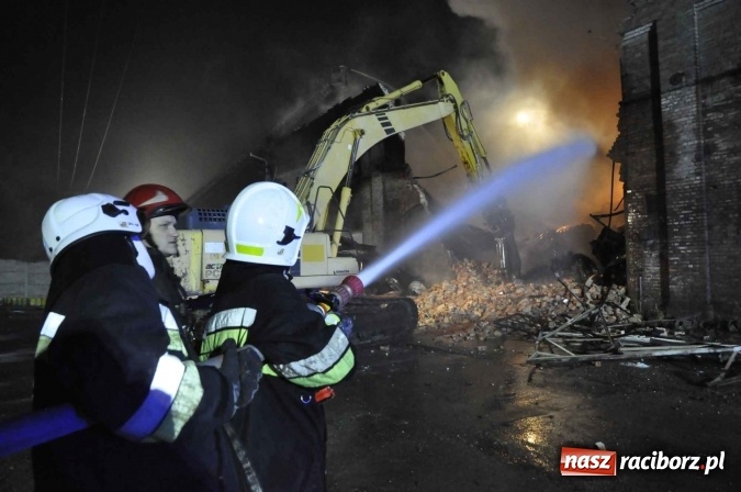 Zdjęcie w galerii na portalu naszraciborz.pl: Pożar hali przy ul. Zakładowej w Brzeziu wciąż szaleje. Przed 20.00 do akcji wszedł ciężki sprzęt do burzenia murów. Tylko u nas FOTO i WIDEO wiadomości z regionu