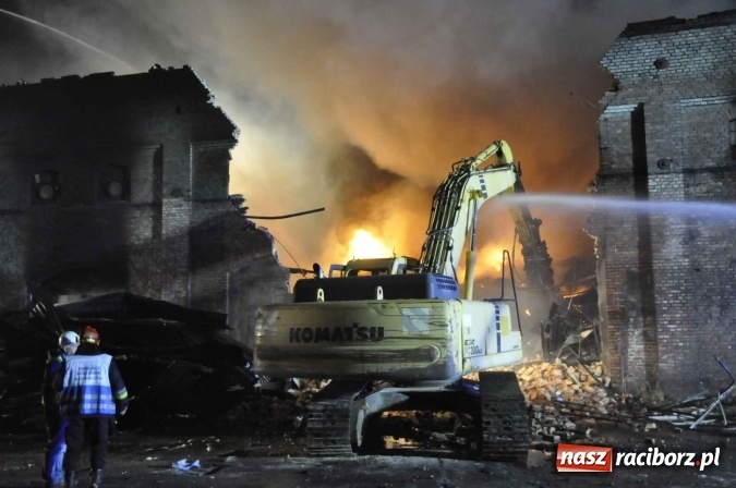 Zdjęcie w galerii na portalu naszraciborz.pl: Pożar hali przy ul. Zakładowej w Brzeziu wciąż szaleje. Przed 20.00 do akcji wszedł ciężki sprzęt do burzenia murów. Tylko u nas FOTO i WIDEO wiadomości z regionu
