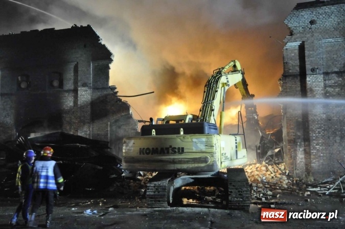 Zdjęcie w galerii na portalu naszraciborz.pl: Pożar hali przy ul. Zakładowej w Brzeziu wciąż szaleje. Przed 20.00 do akcji wszedł ciężki sprzęt do burzenia murów. Tylko u nas FOTO i WIDEO wiadomości z regionu