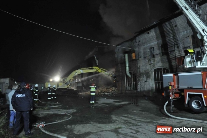 Zdjęcie w galerii na portalu naszraciborz.pl: Pożar hali przy ul. Zakładowej w Brzeziu wciąż szaleje. Przed 20.00 do akcji wszedł ciężki sprzęt do burzenia murów. Tylko u nas FOTO i WIDEO wiadomości z regionu