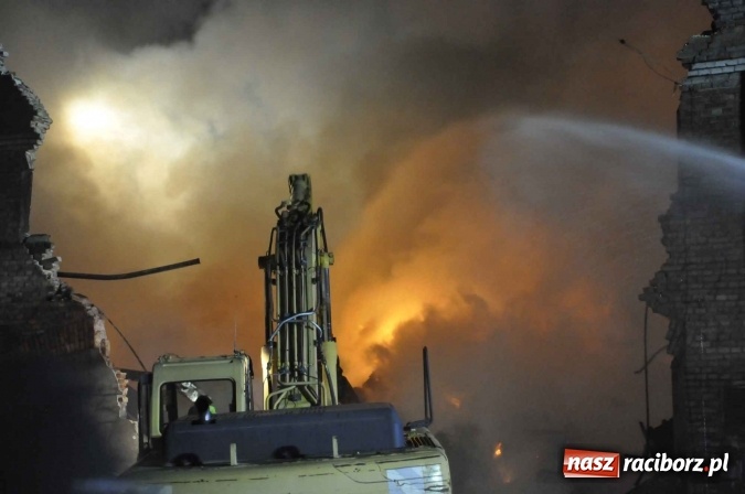 Zdjęcie w galerii na portalu naszraciborz.pl: Pożar hali przy ul. Zakładowej w Brzeziu wciąż szaleje. Przed 20.00 do akcji wszedł ciężki sprzęt do burzenia murów. Tylko u nas FOTO i WIDEO wiadomości z regionu