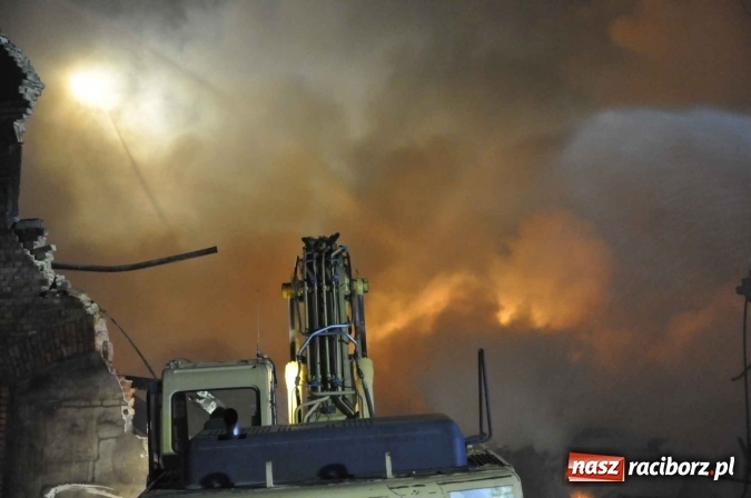 Zdjęcie w galerii na portalu naszraciborz.pl: Pożar hali przy ul. Zakładowej w Brzeziu wciąż szaleje. Przed 20.00 do akcji wszedł ciężki sprzęt do burzenia murów. Tylko u nas FOTO i WIDEO wiadomości z regionu