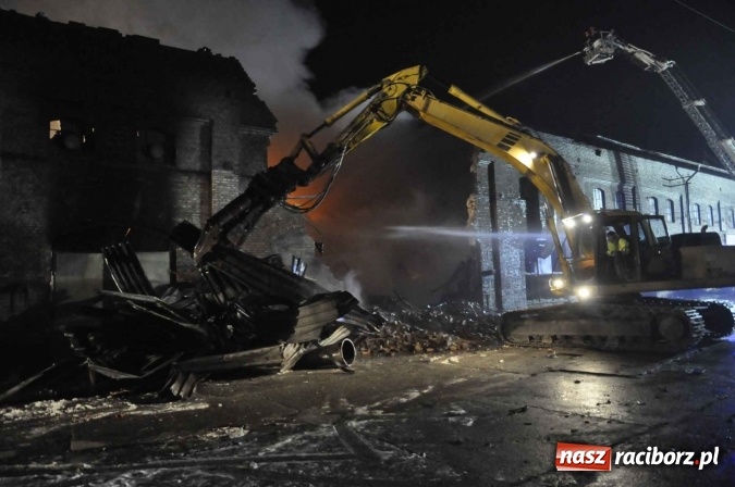 Zdjęcie w galerii na portalu naszraciborz.pl: Pożar hali przy ul. Zakładowej w Brzeziu wciąż szaleje. Przed 20.00 do akcji wszedł ciężki sprzęt do burzenia murów. Tylko u nas FOTO i WIDEO wiadomości z regionu