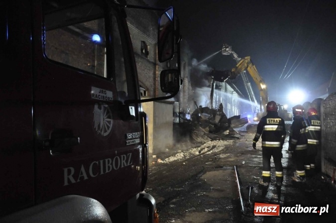 Zdjęcie w galerii na portalu naszraciborz.pl: Pożar hali przy ul. Zakładowej w Brzeziu wciąż szaleje. Przed 20.00 do akcji wszedł ciężki sprzęt do burzenia murów. Tylko u nas FOTO i WIDEO wiadomości z regionu