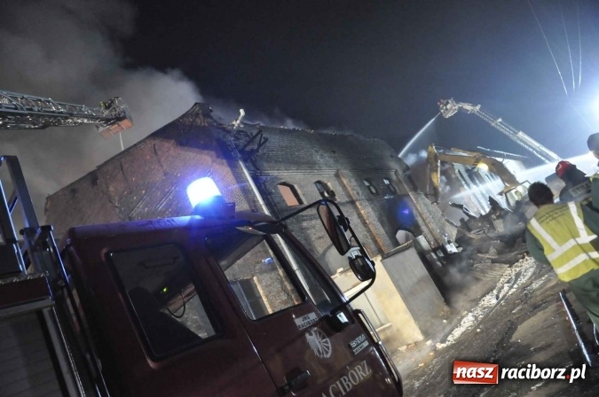 Zdjęcie w galerii na portalu naszraciborz.pl: Pożar hali przy ul. Zakładowej w Brzeziu wciąż szaleje. Przed 20.00 do akcji wszedł ciężki sprzęt do burzenia murów. Tylko u nas FOTO i WIDEO wiadomości z regionu