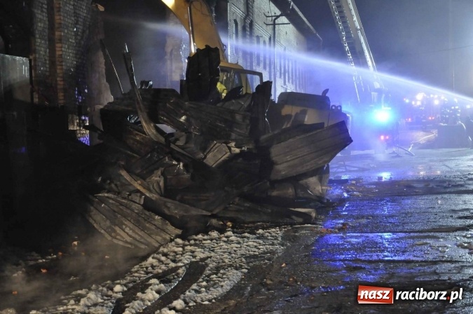 Zdjęcie w galerii na portalu naszraciborz.pl: Pożar hali przy ul. Zakładowej w Brzeziu wciąż szaleje. Przed 20.00 do akcji wszedł ciężki sprzęt do burzenia murów. Tylko u nas FOTO i WIDEO wiadomości z regionu