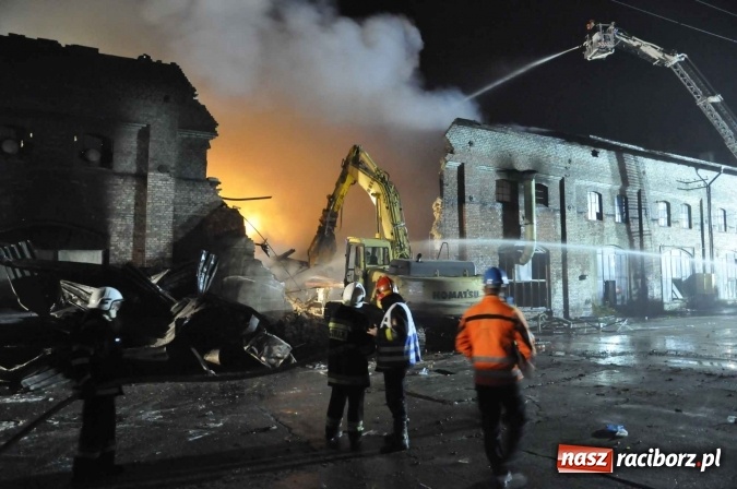 Zdjęcie w galerii na portalu naszraciborz.pl: Pożar hali przy ul. Zakładowej w Brzeziu wciąż szaleje. Przed 20.00 do akcji wszedł ciężki sprzęt do burzenia murów. Tylko u nas FOTO i WIDEO wiadomości z regionu