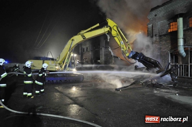 Zdjęcie w galerii na portalu naszraciborz.pl: Pożar hali przy ul. Zakładowej w Brzeziu wciąż szaleje. Przed 20.00 do akcji wszedł ciężki sprzęt do burzenia murów. Tylko u nas FOTO i WIDEO wiadomości z regionu
