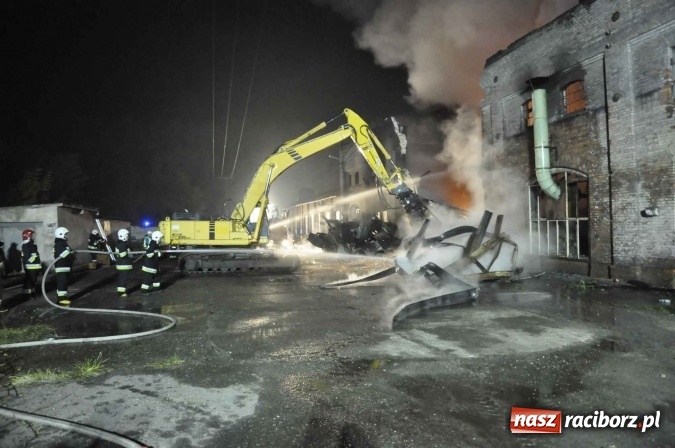 Zdjęcie w galerii na portalu naszraciborz.pl: Pożar hali przy ul. Zakładowej w Brzeziu wciąż szaleje. Przed 20.00 do akcji wszedł ciężki sprzęt do burzenia murów. Tylko u nas FOTO i WIDEO wiadomości z regionu
