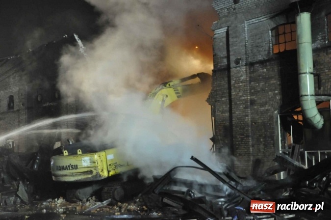 Zdjęcie w galerii na portalu naszraciborz.pl: Pożar hali przy ul. Zakładowej w Brzeziu wciąż szaleje. Przed 20.00 do akcji wszedł ciężki sprzęt do burzenia murów. Tylko u nas FOTO i WIDEO wiadomości z regionu