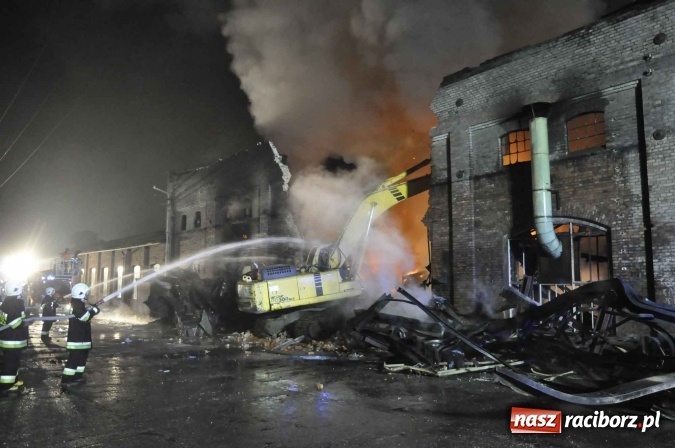 Zdjęcie w galerii na portalu naszraciborz.pl: Pożar hali przy ul. Zakładowej w Brzeziu wciąż szaleje. Przed 20.00 do akcji wszedł ciężki sprzęt do burzenia murów. Tylko u nas FOTO i WIDEO wiadomości z regionu
