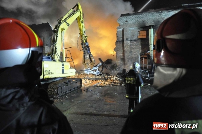 Zdjęcie w galerii na portalu naszraciborz.pl: Pożar hali przy ul. Zakładowej w Brzeziu wciąż szaleje. Przed 20.00 do akcji wszedł ciężki sprzęt do burzenia murów. Tylko u nas FOTO i WIDEO wiadomości z regionu