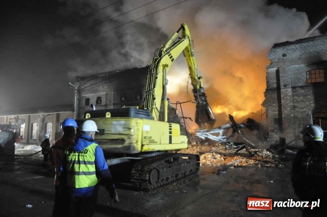 Zdjęcie w galerii na portalu naszraciborz.pl: Pożar hali przy ul. Zakładowej w Brzeziu wciąż szaleje. Przed 20.00 do akcji wszedł ciężki sprzęt do burzenia murów. Tylko u nas FOTO i WIDEO wiadomości z regionu