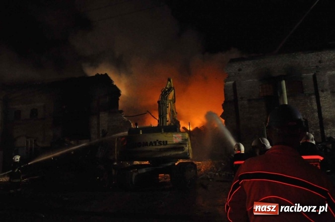 Zdjęcie w galerii na portalu naszraciborz.pl: Pożar hali przy ul. Zakładowej w Brzeziu wciąż szaleje. Przed 20.00 do akcji wszedł ciężki sprzęt do burzenia murów. Tylko u nas FOTO i WIDEO wiadomości z regionu