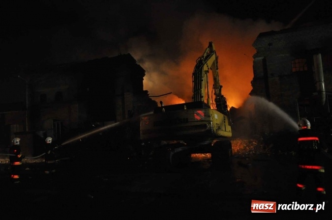 Zdjęcie w galerii na portalu naszraciborz.pl: Pożar hali przy ul. Zakładowej w Brzeziu wciąż szaleje. Przed 20.00 do akcji wszedł ciężki sprzęt do burzenia murów. Tylko u nas FOTO i WIDEO wiadomości z regionu