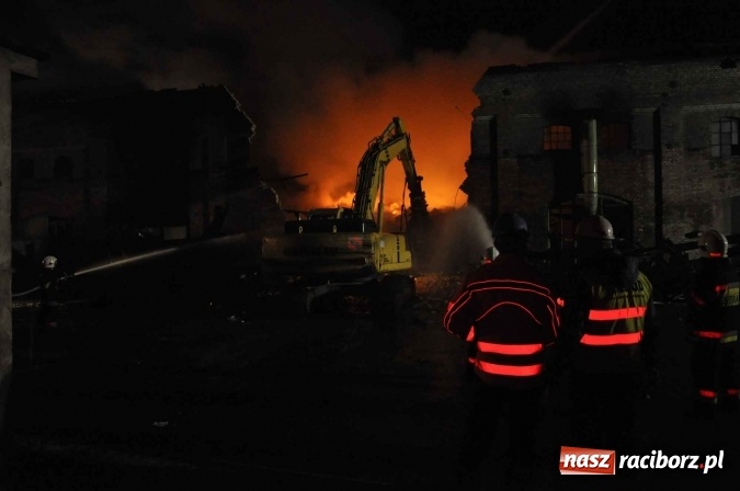Zdjęcie w galerii na portalu naszraciborz.pl: Pożar hali przy ul. Zakładowej w Brzeziu wciąż szaleje. Przed 20.00 do akcji wszedł ciężki sprzęt do burzenia murów. Tylko u nas FOTO i WIDEO wiadomości z regionu