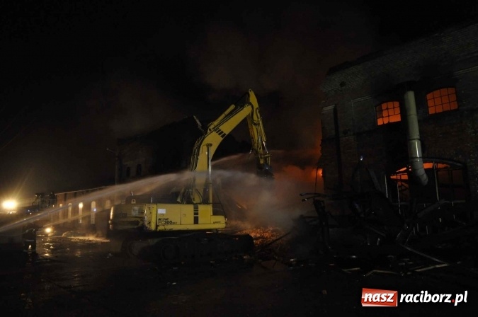 Zdjęcie w galerii na portalu naszraciborz.pl: Pożar hali przy ul. Zakładowej w Brzeziu wciąż szaleje. Przed 20.00 do akcji wszedł ciężki sprzęt do burzenia murów. Tylko u nas FOTO i WIDEO wiadomości z regionu