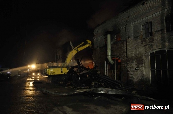 Zdjęcie w galerii na portalu naszraciborz.pl: Pożar hali przy ul. Zakładowej w Brzeziu wciąż szaleje. Przed 20.00 do akcji wszedł ciężki sprzęt do burzenia murów. Tylko u nas FOTO i WIDEO wiadomości z regionu