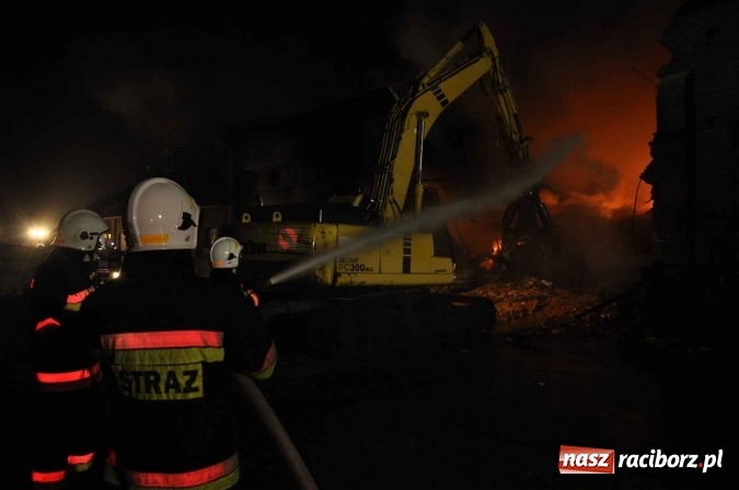 Zdjęcie w galerii na portalu naszraciborz.pl: Pożar hali przy ul. Zakładowej w Brzeziu wciąż szaleje. Przed 20.00 do akcji wszedł ciężki sprzęt do burzenia murów. Tylko u nas FOTO i WIDEO wiadomości z regionu