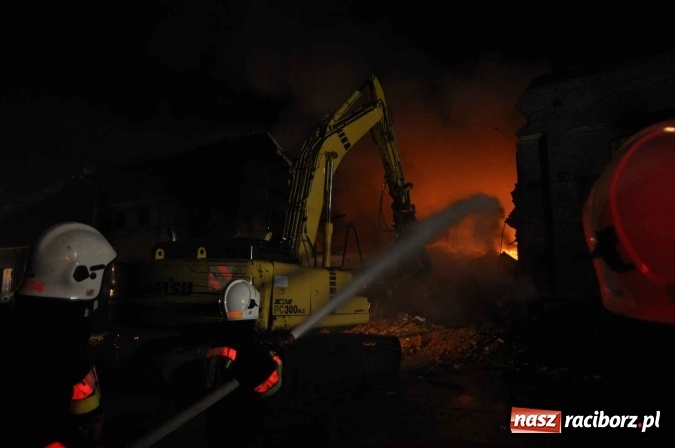 Zdjęcie w galerii na portalu naszraciborz.pl: Pożar hali przy ul. Zakładowej w Brzeziu wciąż szaleje. Przed 20.00 do akcji wszedł ciężki sprzęt do burzenia murów. Tylko u nas FOTO i WIDEO wiadomości z regionu