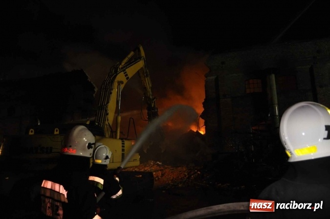 Zdjęcie w galerii na portalu naszraciborz.pl: Pożar hali przy ul. Zakładowej w Brzeziu wciąż szaleje. Przed 20.00 do akcji wszedł ciężki sprzęt do burzenia murów. Tylko u nas FOTO i WIDEO wiadomości z regionu