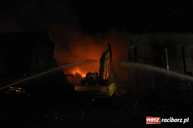 Zdjęcie w galerii na portalu naszraciborz.pl: Pożar hali przy ul. Zakładowej w Brzeziu wciąż szaleje. Przed 20.00 do akcji wszedł ciężki sprzęt do burzenia murów. Tylko u nas FOTO i WIDEO wiadomości z regionu