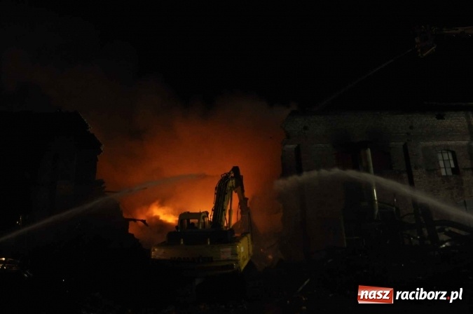 Zdjęcie w galerii na portalu naszraciborz.pl: Pożar hali przy ul. Zakładowej w Brzeziu wciąż szaleje. Przed 20.00 do akcji wszedł ciężki sprzęt do burzenia murów. Tylko u nas FOTO i WIDEO wiadomości z regionu