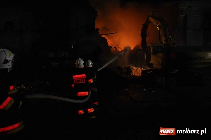 Zdjęcie w galerii na portalu naszraciborz.pl: Pożar hali przy ul. Zakładowej w Brzeziu wciąż szaleje. Przed 20.00 do akcji wszedł ciężki sprzęt do burzenia murów. Tylko u nas FOTO i WIDEO wiadomości z regionu