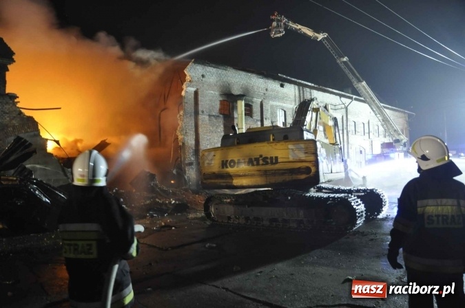 Zdjęcie w galerii na portalu naszraciborz.pl: Pożar hali przy ul. Zakładowej w Brzeziu wciąż szaleje. Przed 20.00 do akcji wszedł ciężki sprzęt do burzenia murów. Tylko u nas FOTO i WIDEO wiadomości z regionu