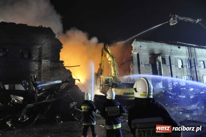 Zdjęcie w galerii na portalu naszraciborz.pl: Pożar hali przy ul. Zakładowej w Brzeziu wciąż szaleje. Przed 20.00 do akcji wszedł ciężki sprzęt do burzenia murów. Tylko u nas FOTO i WIDEO wiadomości z regionu