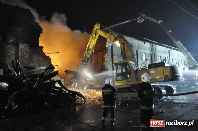 Zdjęcie w galerii na portalu naszraciborz.pl: Pożar hali przy ul. Zakładowej w Brzeziu wciąż szaleje. Przed 20.00 do akcji wszedł ciężki sprzęt do burzenia murów. Tylko u nas FOTO i WIDEO wiadomości z regionu