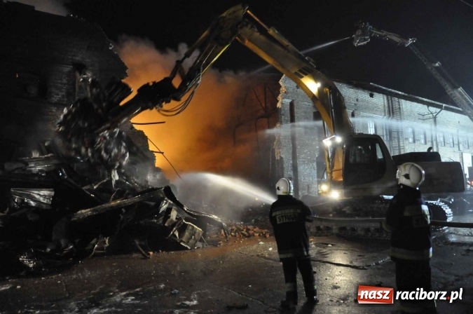 Zdjęcie w galerii na portalu naszraciborz.pl: Pożar hali przy ul. Zakładowej w Brzeziu wciąż szaleje. Przed 20.00 do akcji wszedł ciężki sprzęt do burzenia murów. Tylko u nas FOTO i WIDEO wiadomości z regionu