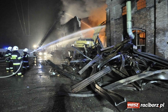 Zdjęcie w galerii na portalu naszraciborz.pl: Pożar hali przy ul. Zakładowej w Brzeziu wciąż szaleje. Przed 20.00 do akcji wszedł ciężki sprzęt do burzenia murów. Tylko u nas FOTO i WIDEO wiadomości z regionu