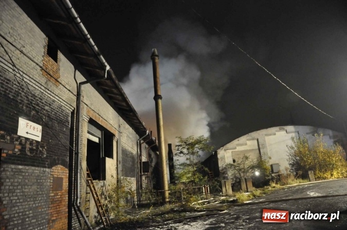 Zdjęcie w galerii na portalu naszraciborz.pl: Pożar hali przy ul. Zakładowej w Brzeziu wciąż szaleje. Przed 20.00 do akcji wszedł ciężki sprzęt do burzenia murów. Tylko u nas FOTO i WIDEO wiadomości z regionu