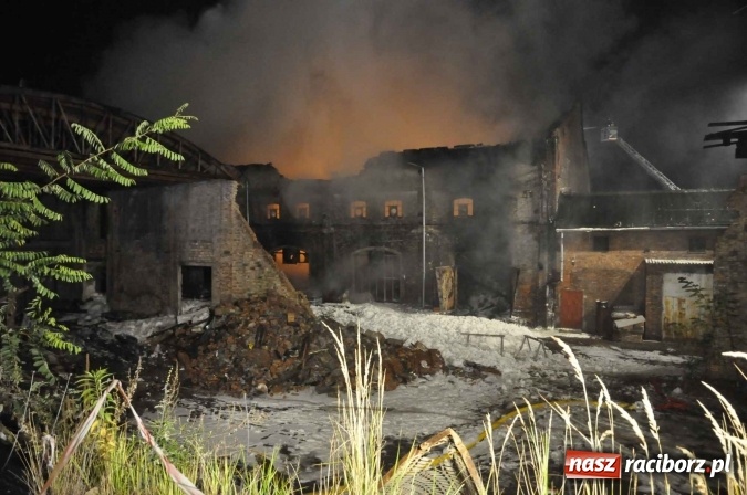 Zdjęcie w galerii na portalu naszraciborz.pl: Pożar hali przy ul. Zakładowej w Brzeziu wciąż szaleje. Przed 20.00 do akcji wszedł ciężki sprzęt do burzenia murów. Tylko u nas FOTO i WIDEO wiadomości z regionu