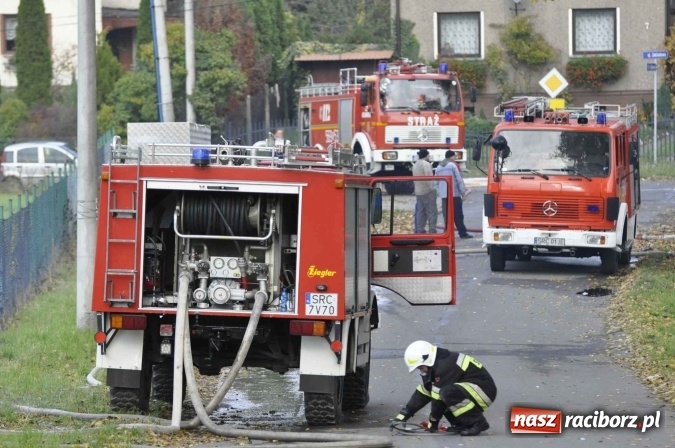 Zdjęcie w galerii na portalu naszraciborz.pl: Pożar hali przy ul. Zakładowej w Brzeziu wciąż szaleje. Przed 20.00 do akcji wszedł ciężki sprzęt do burzenia murów. Tylko u nas FOTO i WIDEO wiadomości z regionu