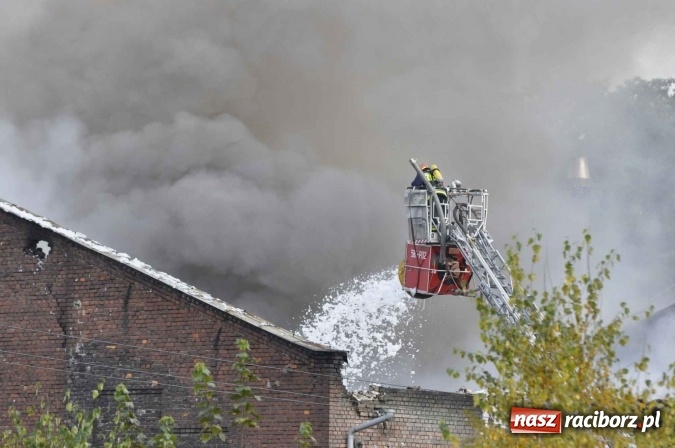Zdjęcie w galerii na portalu naszraciborz.pl: Pożar hali przy ul. Zakładowej w Brzeziu wciąż szaleje. Przed 20.00 do akcji wszedł ciężki sprzęt do burzenia murów. Tylko u nas FOTO i WIDEO wiadomości z regionu