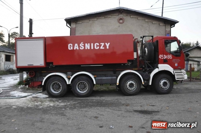 Zdjęcie w galerii na portalu naszraciborz.pl: Pożar hali przy ul. Zakładowej w Brzeziu wciąż szaleje. Przed 20.00 do akcji wszedł ciężki sprzęt do burzenia murów. Tylko u nas FOTO i WIDEO wiadomości z regionu