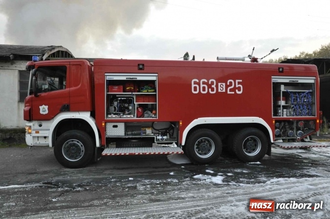 Zdjęcie w galerii na portalu naszraciborz.pl: Pożar hali przy ul. Zakładowej w Brzeziu wciąż szaleje. Przed 20.00 do akcji wszedł ciężki sprzęt do burzenia murów. Tylko u nas FOTO i WIDEO wiadomości z regionu