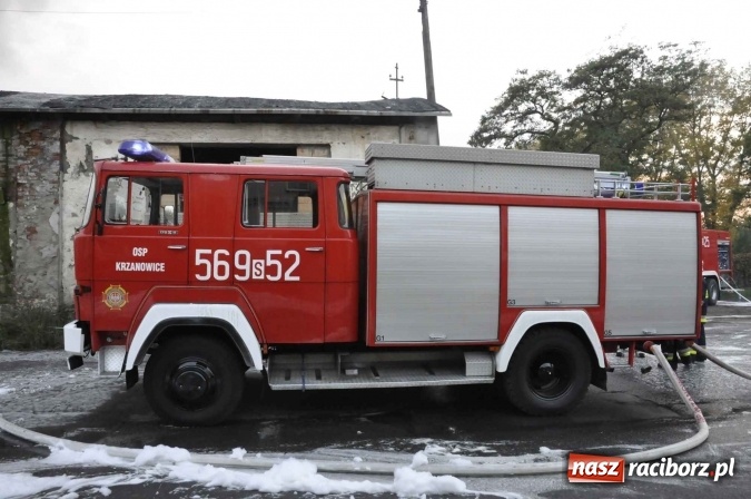 Zdjęcie w galerii na portalu naszraciborz.pl: Pożar hali przy ul. Zakładowej w Brzeziu wciąż szaleje. Przed 20.00 do akcji wszedł ciężki sprzęt do burzenia murów. Tylko u nas FOTO i WIDEO wiadomości z regionu