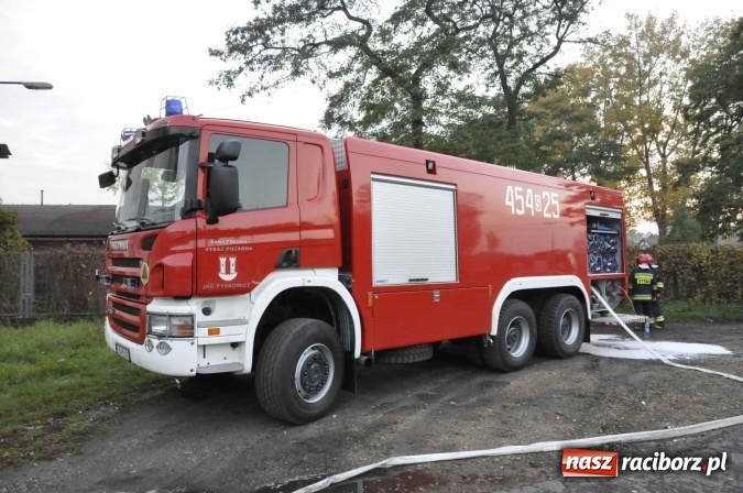 Zdjęcie w galerii na portalu naszraciborz.pl: Pożar hali przy ul. Zakładowej w Brzeziu wciąż szaleje. Przed 20.00 do akcji wszedł ciężki sprzęt do burzenia murów. Tylko u nas FOTO i WIDEO wiadomości z regionu