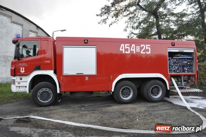 Zdjęcie w galerii na portalu naszraciborz.pl: Pożar hali przy ul. Zakładowej w Brzeziu wciąż szaleje. Przed 20.00 do akcji wszedł ciężki sprzęt do burzenia murów. Tylko u nas FOTO i WIDEO wiadomości z regionu