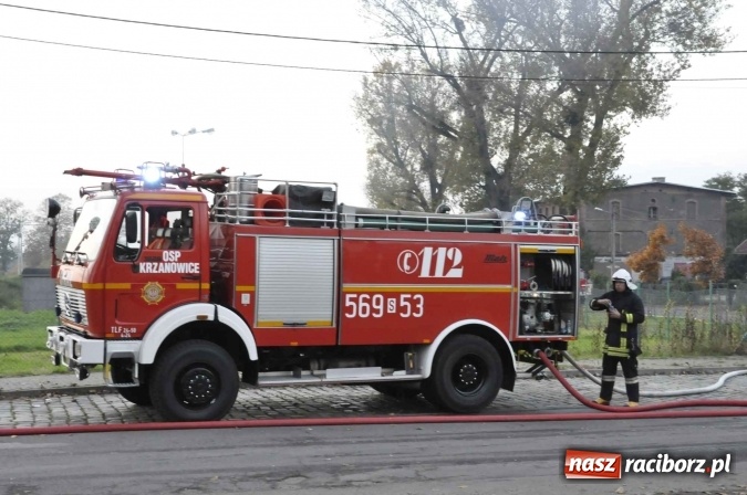 Zdjęcie w galerii na portalu naszraciborz.pl: Pożar hali przy ul. Zakładowej w Brzeziu wciąż szaleje. Przed 20.00 do akcji wszedł ciężki sprzęt do burzenia murów. Tylko u nas FOTO i WIDEO wiadomości z regionu