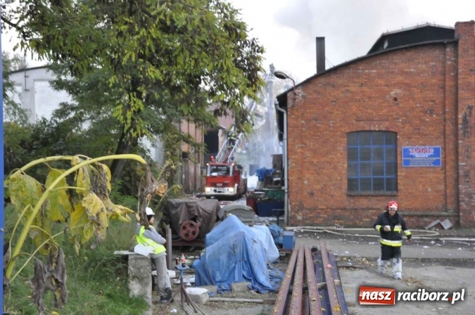 Zdjęcie w galerii na portalu naszraciborz.pl: Pożar hali przy ul. Zakładowej w Brzeziu wciąż szaleje. Przed 20.00 do akcji wszedł ciężki sprzęt do burzenia murów. Tylko u nas FOTO i WIDEO wiadomości z regionu