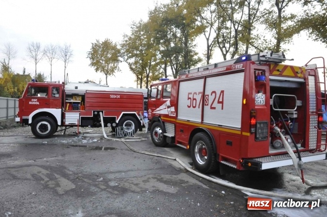 Zdjęcie w galerii na portalu naszraciborz.pl: Pożar hali przy ul. Zakładowej w Brzeziu wciąż szaleje. Przed 20.00 do akcji wszedł ciężki sprzęt do burzenia murów. Tylko u nas FOTO i WIDEO wiadomości z regionu