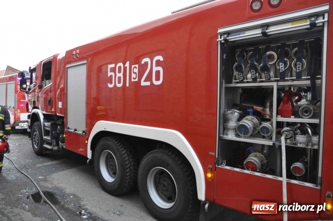 Zdjęcie w galerii na portalu naszraciborz.pl: Pożar hali przy ul. Zakładowej w Brzeziu wciąż szaleje. Przed 20.00 do akcji wszedł ciężki sprzęt do burzenia murów. Tylko u nas FOTO i WIDEO wiadomości z regionu
